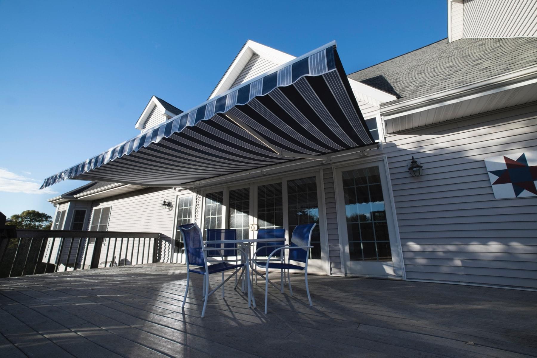 Motorized retractable awning